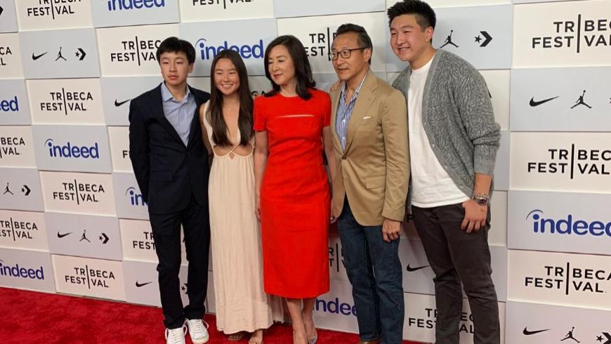 欧美范|蔡崇信携妻儿参加活动！女儿欧美范十足，60岁妻子穿红裙气质绝了