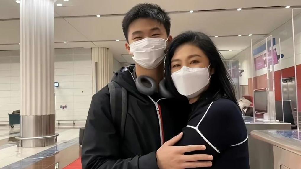 面膜 泰国前总理英拉送儿上学，穿T恤九分裤挽手似小情侣，儿子发型真像学霸
