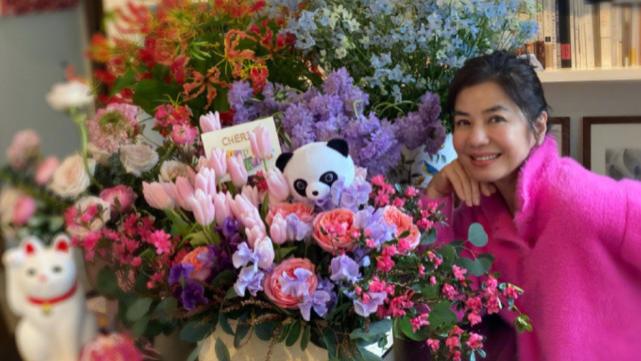 钟楚红|钟楚红62岁生日晒被鲜花包围的个人美照 保养得当一直被赞冻龄