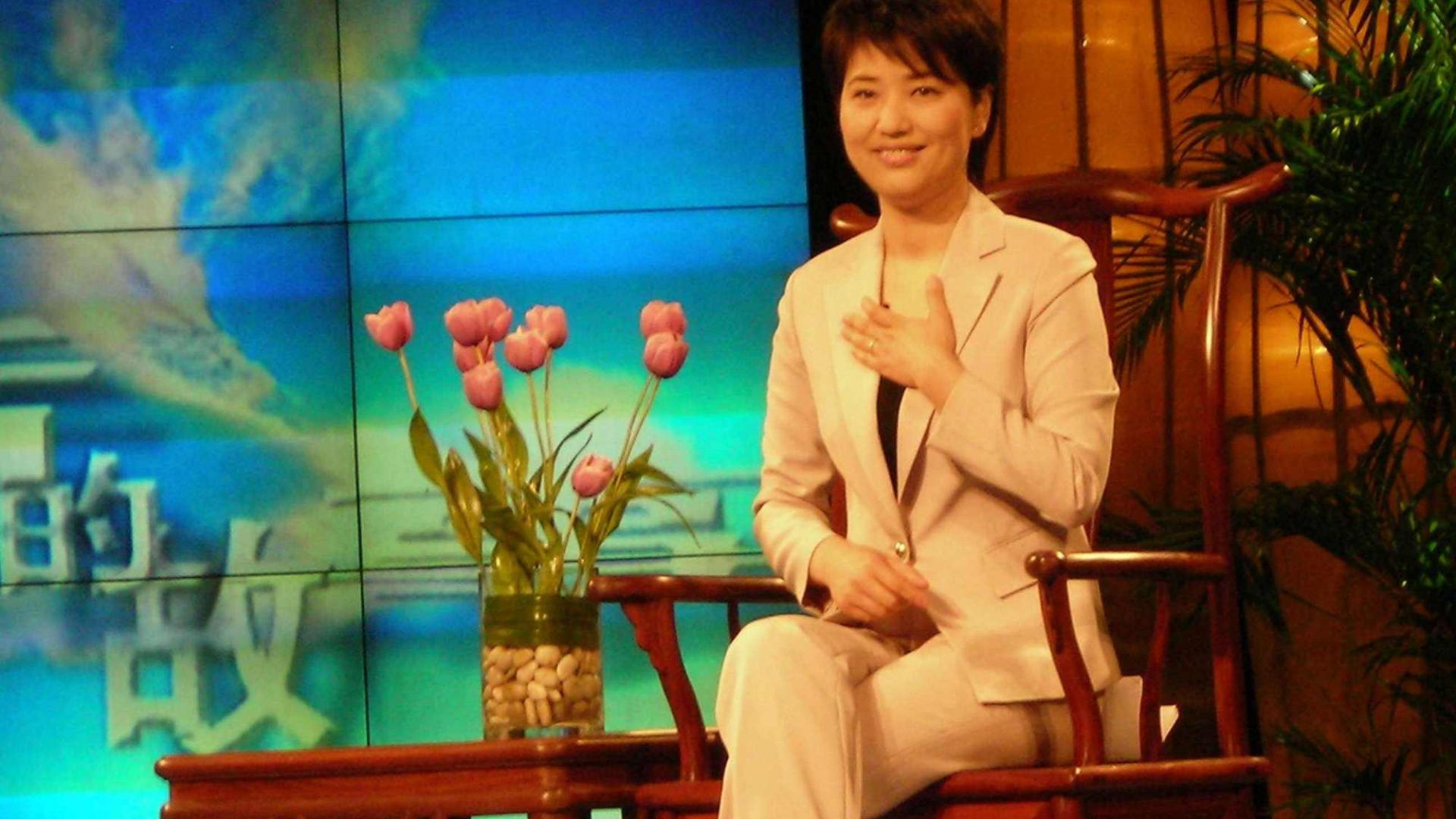 主持人|芒果台主持人张丹丹，以前主持《背后的故事》，如今也在直播