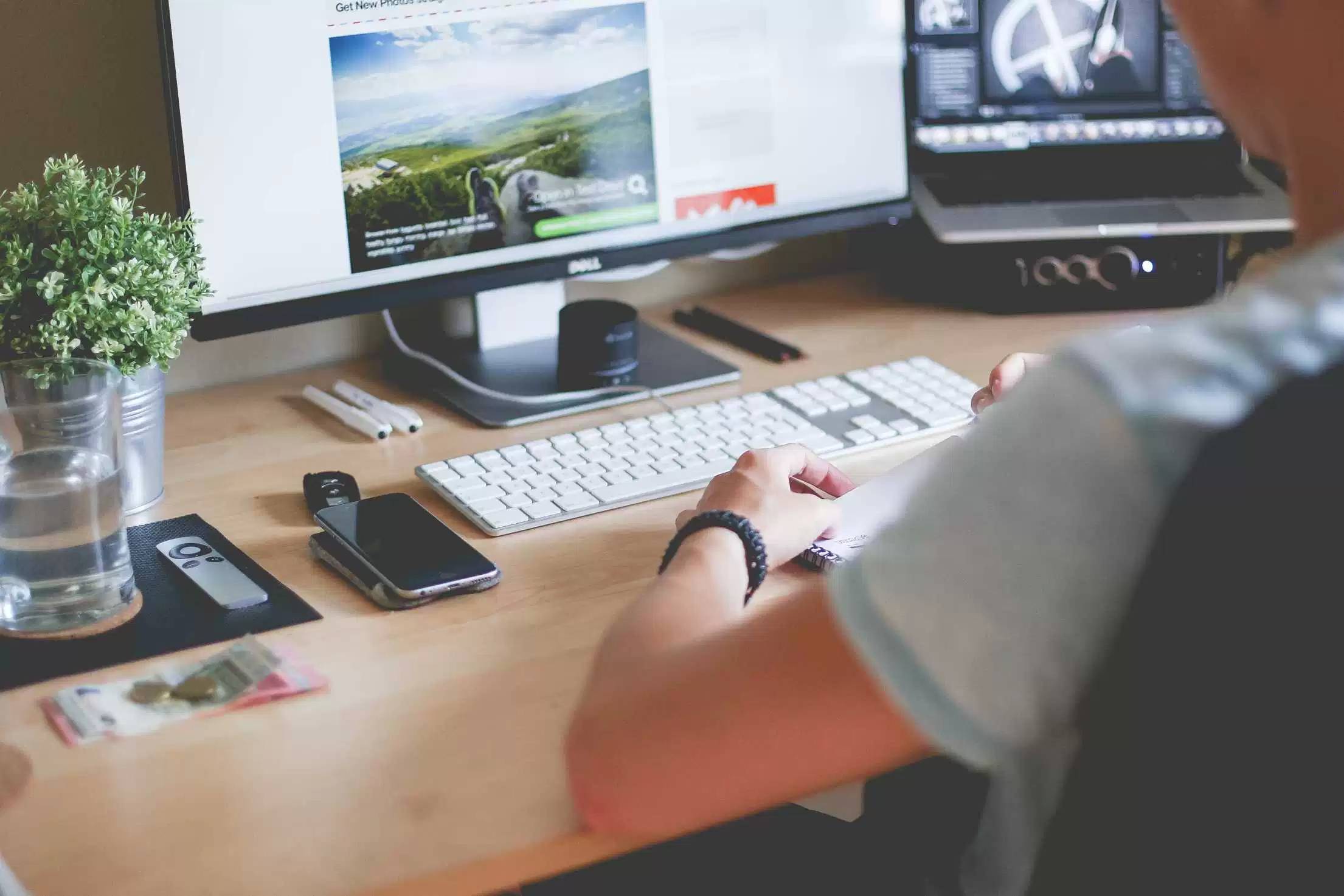 苹果|2岁前接触电子屏幕会影响智商？长期关灯玩手机，没准收到3个后果