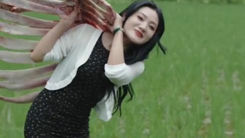 短视频|“擦边女神”唐小鱼做牛骨，弯腰下蹲引争议，网友：怎么拉黑？