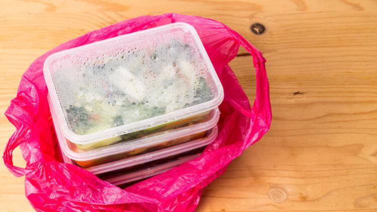 微塑料|装菜的塑料袋放冰箱，相当于慢性自杀？使用塑料制品，有3点建议