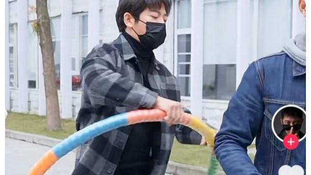 胡海泉|歌手胡海泉晒出近况，其行为引热议，网友：简直胡闹