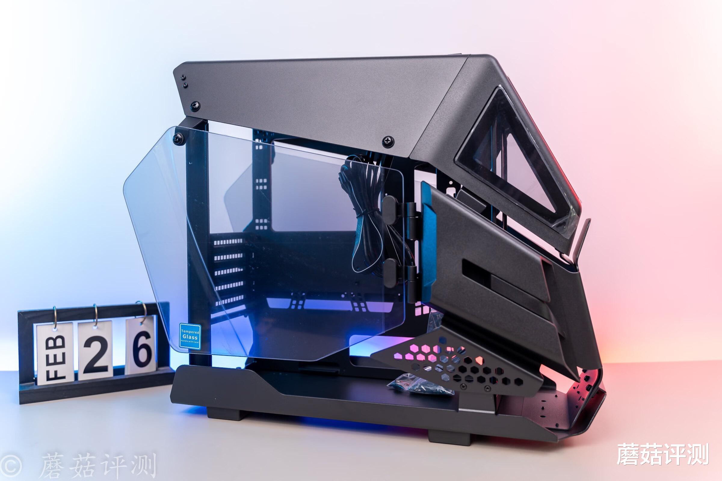 机箱|电脑主机也可以玩“姿态”？异型主机搭配三台显示器的“电竞房”搭建