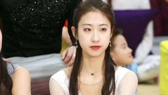 陈虹伊|风水轮流转！朱易开心晒一字马，网友为其鸣不平，陈虹伊关闭评论