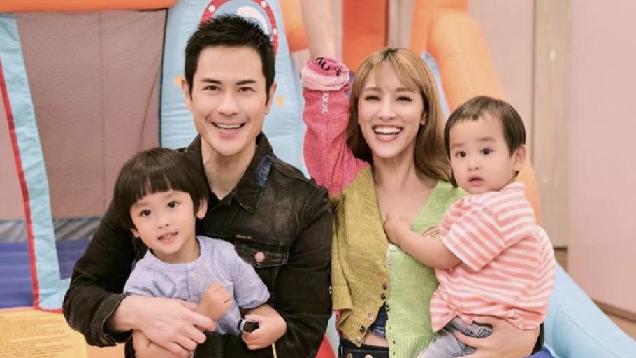 |郑嘉颖母亲节分享全家福，和90后娇妻像同龄人，一家四口幸福洋溢