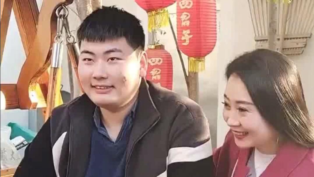 玫瑰|小伟暂停减肥为女友庆生，送玫瑰花、蛋糕，网友：查查孩子是谁的