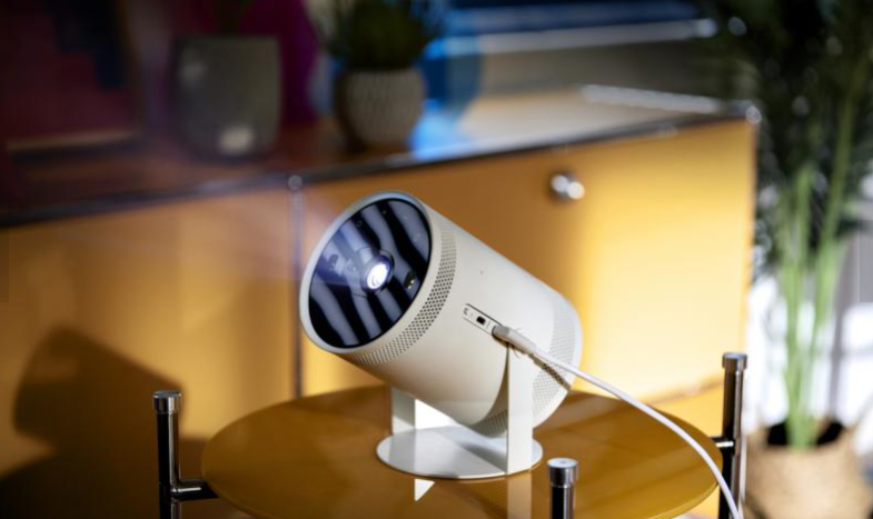 三星|三星The Freestyle 用户可坐卧追剧