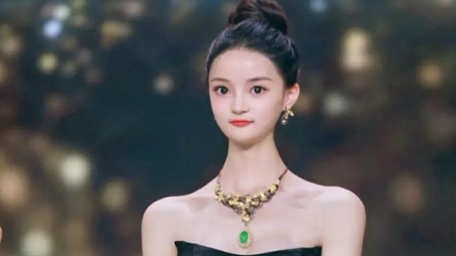 超模|《天天向上》世界小姐亮相，萝莉脸、超模身，网友：脖子比头还长