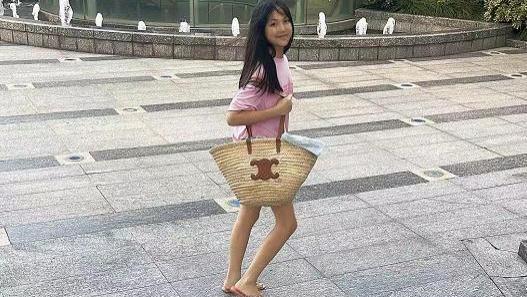 杨千嬅|李湘晒女儿原图照，王诗龄街头回眸甜笑，身材苗条皮肤有些黑