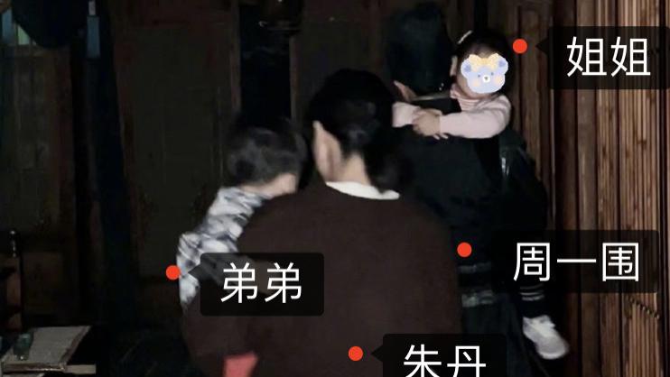 朱丹|朱丹首晒一家四口同框，带儿女探班周一围，一人抱一娃画面温馨