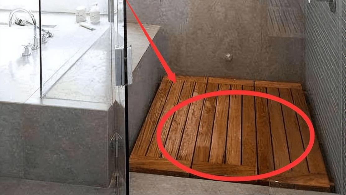 淋浴房别再贴瓷砖了，容易滑倒，现在都流行铺一层防腐木地板