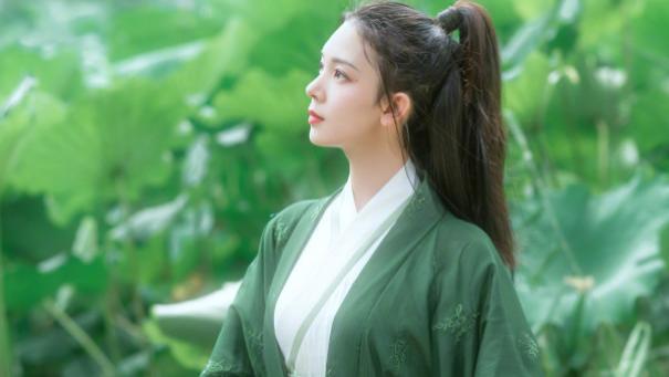 陈瑶|陈瑶荷塘古风写真大片，绿衣高马尾，清新淡雅！陈瑶太美了