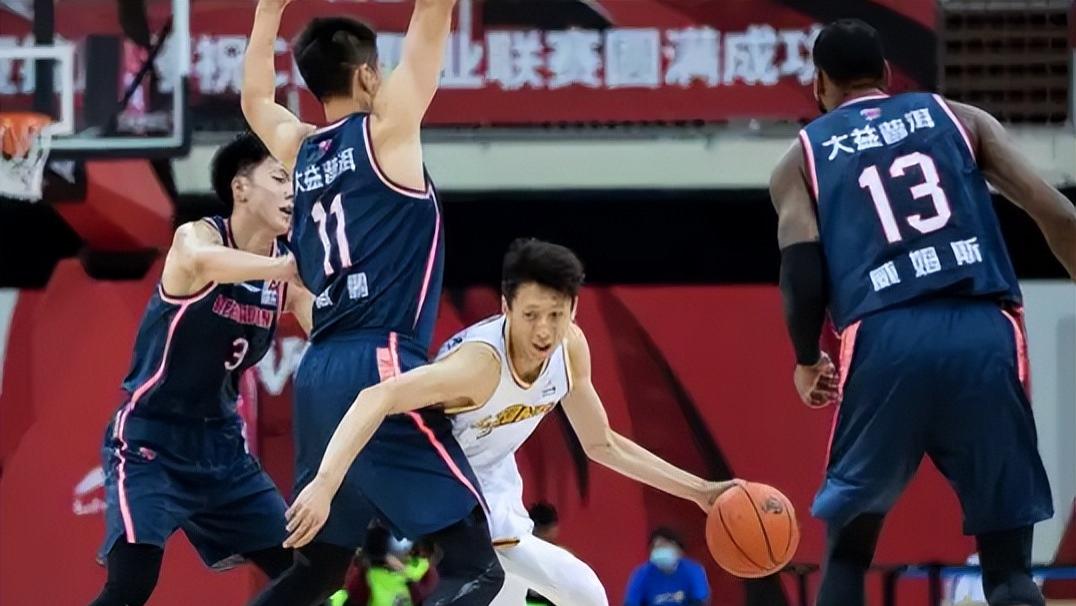 广东男篮|杜锋爱将成香饽饽！曝广东核心受邀，开启新生涯，尝试转型教练
