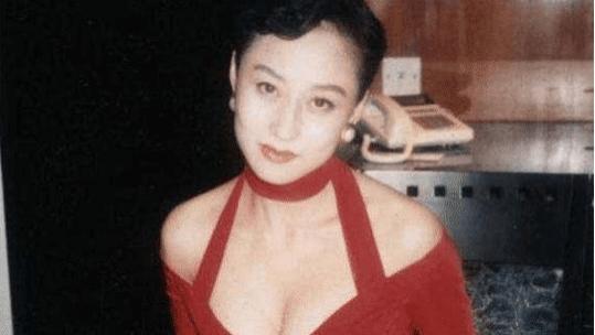 李连杰|李连杰妻子21年前旧照曝光，穿泳衣躺沙滩风情万种，美过刘嘉玲