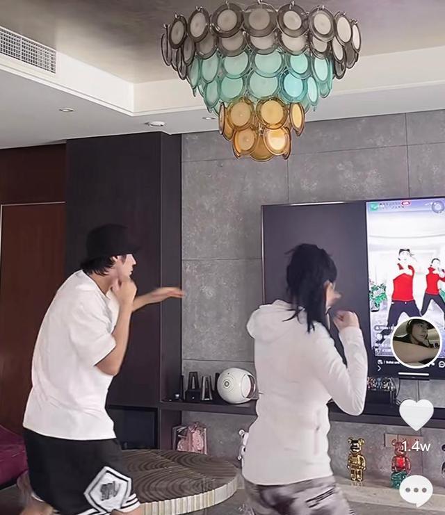 张歆艺|钟丽缇直播间情绪崩溃，直言自己已经51岁了，大家对她要求太高