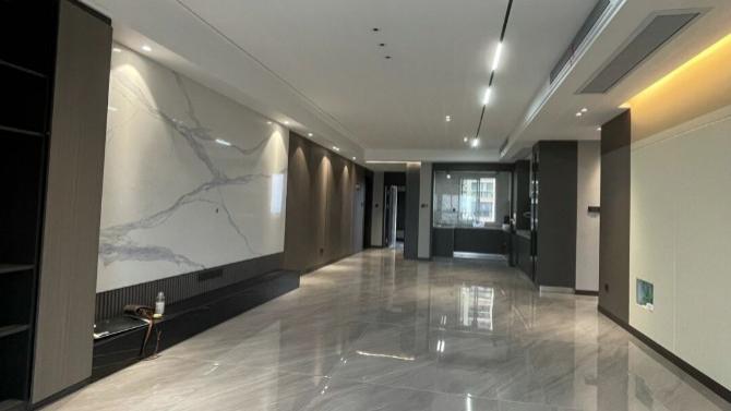 刚装修好的房子，全屋无主灯设计，大理石电视背景墙大方美观