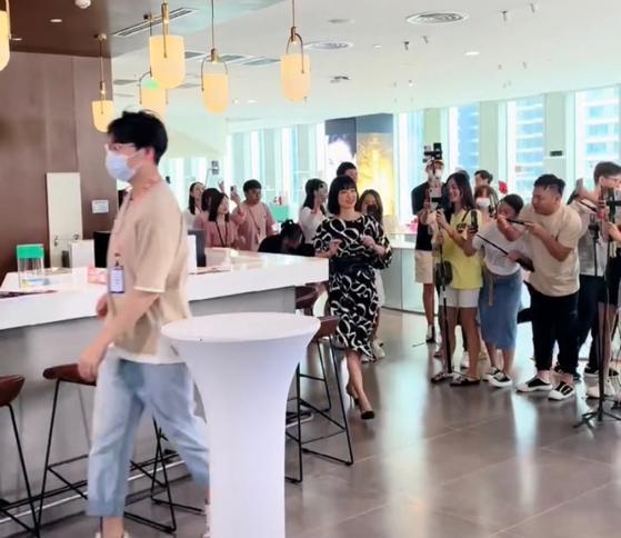 张庭|张庭短发现身上海，小脸蛋红润被众人围观：看上去不像是年过半百