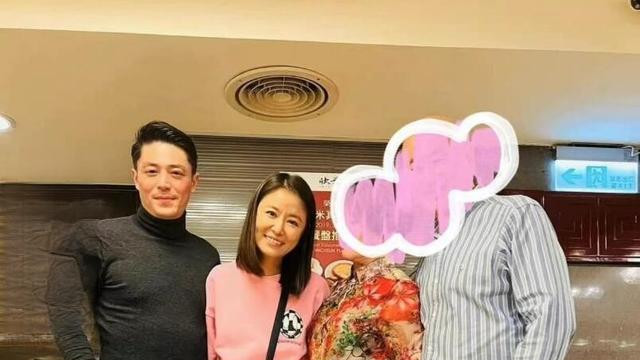 林心如夫妇外出约会，43岁霍建华模样大变，脸部僵硬显老被疑整容