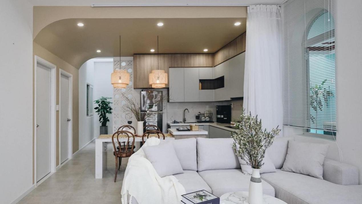 发现一户贼精致的现代复式，150㎡带超大横厅，囊括客餐厨和游戏角