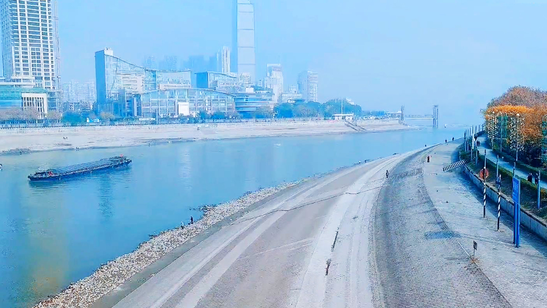 沙滩|冬季到武汉城区江边观赏海景，两江交汇处的宽阔沙滩，潮水正汹涌
