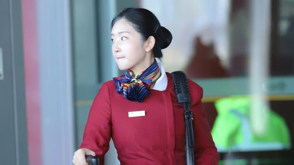 和同事出差偶遇空姐老婆，下机后却看见两人共同进入酒店