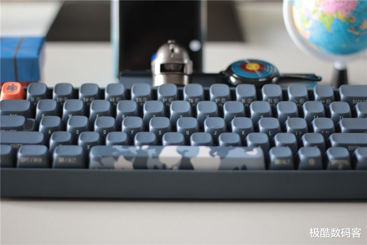 华为荣耀|轻巧便携复古设计,游戏办公两不误,洛斐小翘68三模机械键盘测评