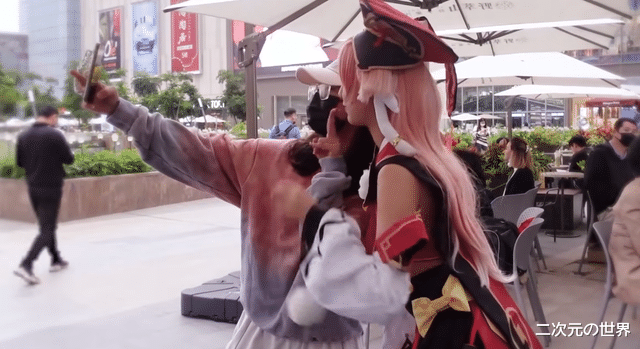 |妹子cos原神刻晴上街,\惨遭\熊孩子围观,网友:但凡唱句孤勇者