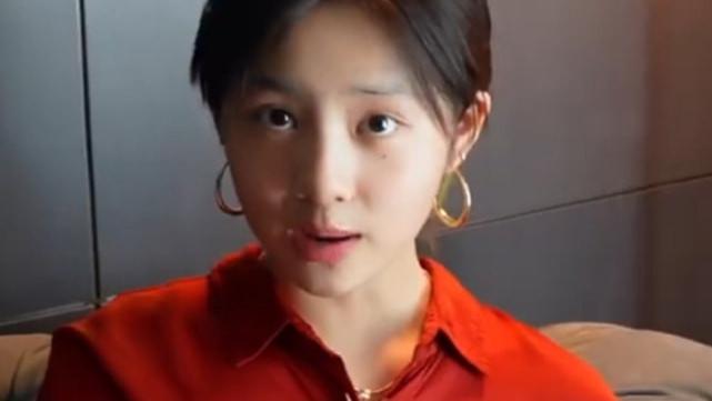 黄忆慈|16岁黄多多喜迎新身份！一人饰多角为自己拉票，却因身材胡子被嘲