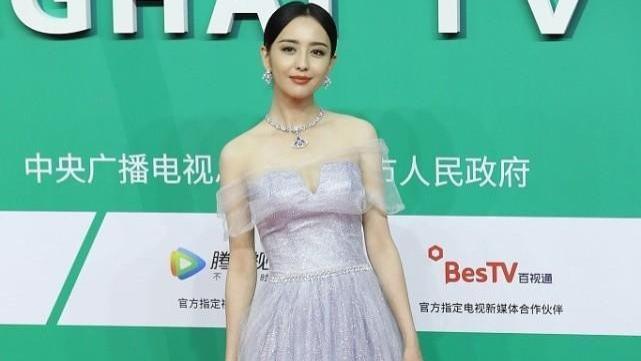 肖战|佟丽娅的美无法复刻，穿紫色薄纱亮片裙甜美浪漫，身材气质都不错