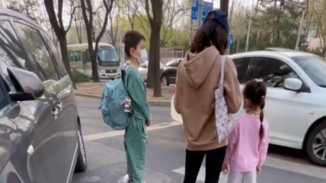 杜宇麒|网友偶遇嗯哼，骑平衡车背网球拍变运动小子，一旁大人行为惹争议