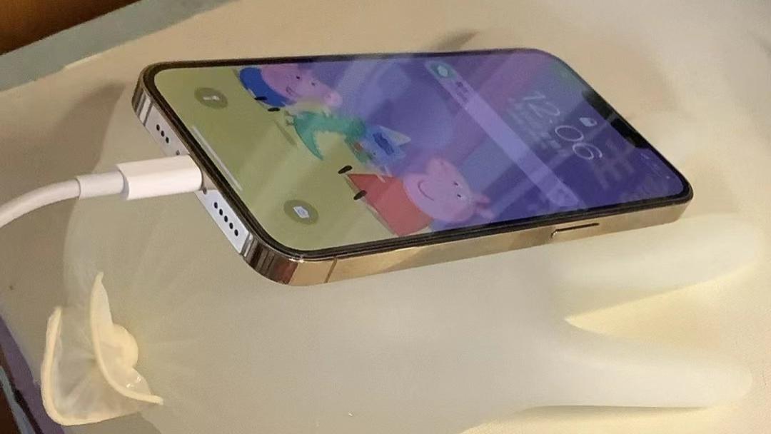 苹果|苹果手机散热靠橡胶手套灌冷水？靠谱吗？