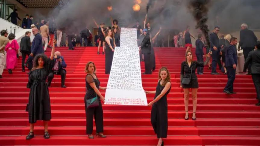 掮客|乌克兰电影人大闹戛纳电影节：摆拍、拉横幅、喊口号