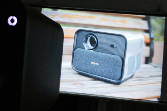 投影仪|居家看片好物，画音双绝的知麻Z1投影仪测评