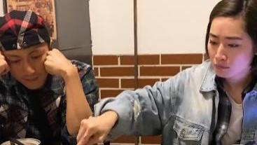 谢霆锋|谢霆锋在厦门吃烤肉，模仿国外用餐方式，身旁同伴像王祖贤