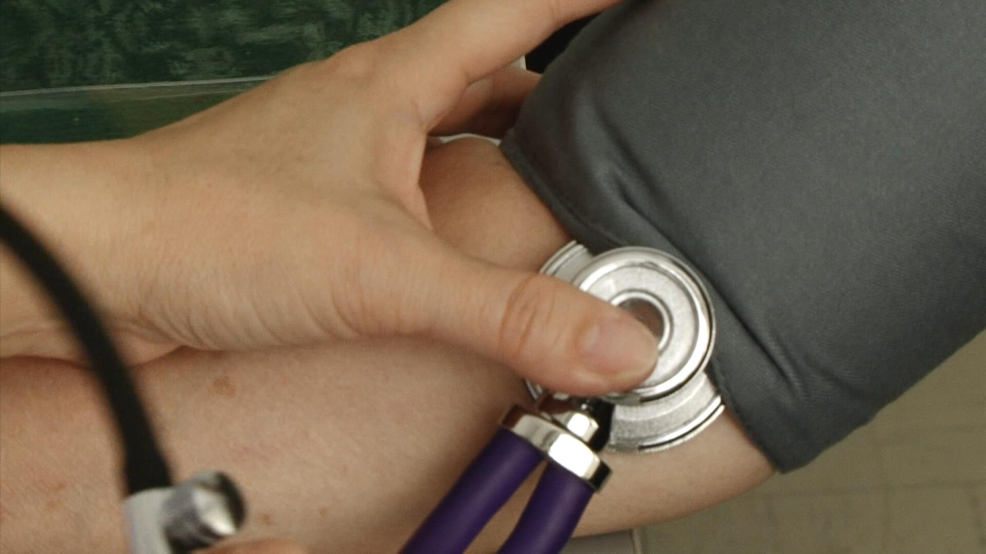 脑梗|身体有些部位感觉麻木、头晕，有可能是脑梗前兆 ?