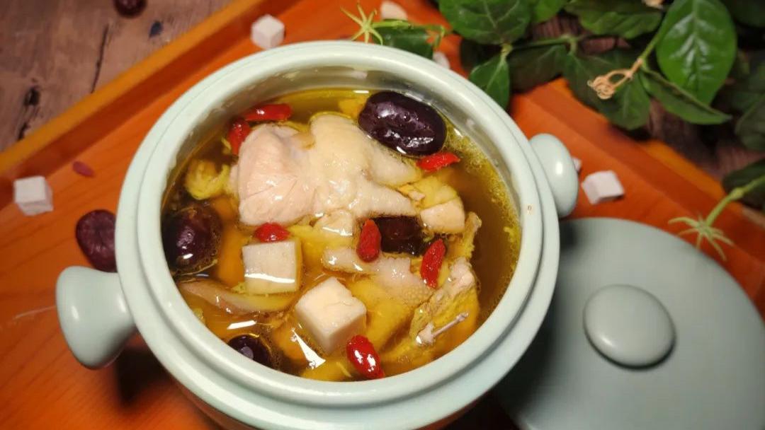 |深秋时节，推荐这款茯苓鸡汤，营养滋补，汤鲜不腻，越喝越暖和