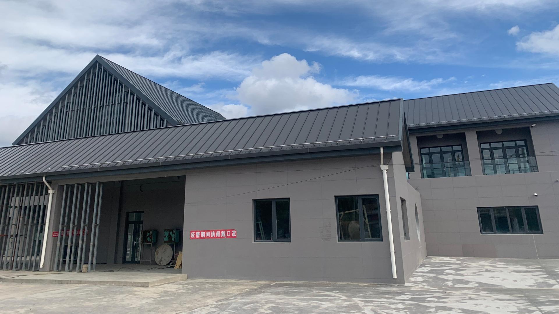 屋面瓦选好了，外表不仅美观大气，同时使用年限上也比较久远