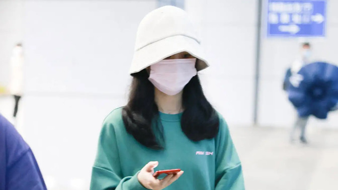 赵丽颖|赵丽颖瘦得体态都变了，穿卫衣坐高铁回横店拍戏，撑不起衣服好单薄