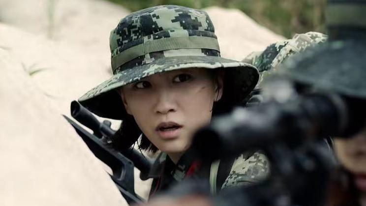 燕破岳|特战荣耀：新女性角色登场，穿吊带配超短裤，燕破岳眼睛都看直了