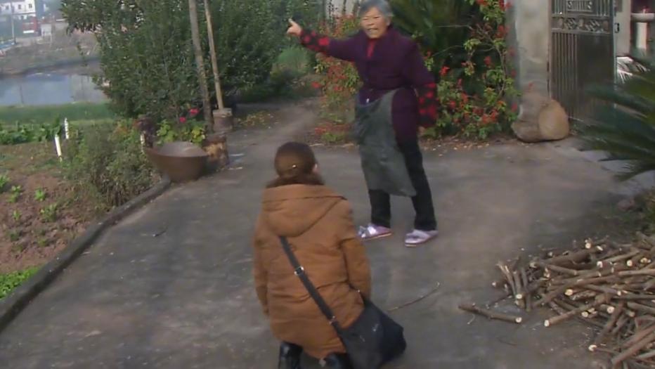 女子为夺回房产向母亲下跪，母亲的态度让人心寒，利益面前无亲情？