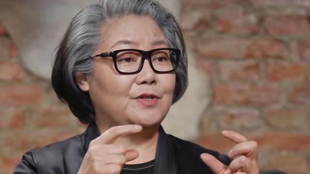 萨日娜|萨日娜谈年龄焦虑，称自己是雍容的美，曾有人拿她和伊能静做对比