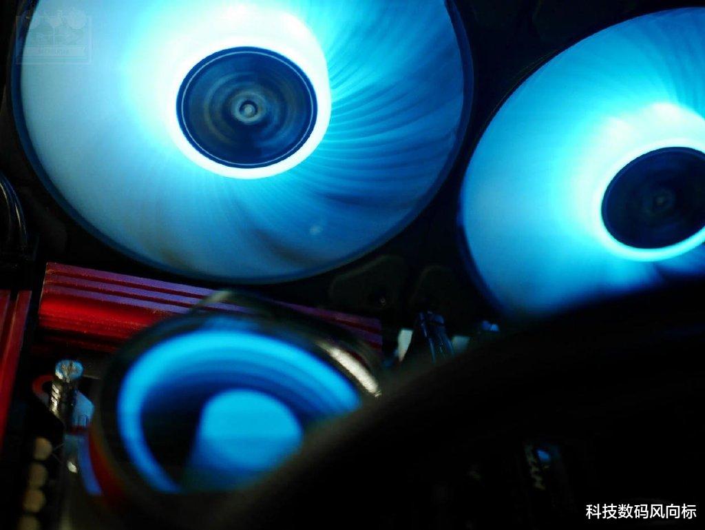 苹果|大水牛的海神240水冷散热器，炫彩的灯效，稳定的散热能力