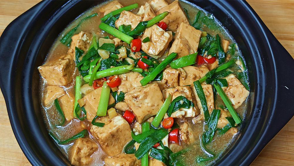 蛋糕|春天的韭菜特别嫩，加上一块豆腐，简单一烧营养味美，特别下饭