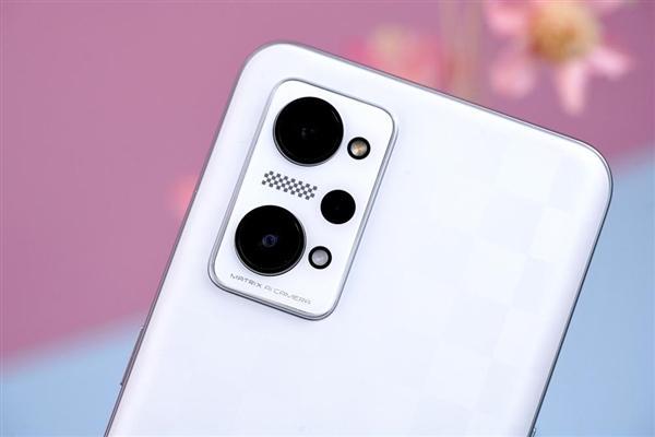 高通骁龙|图说千元档颜值担当 棋盘格realme Q5Pro骁龙870+80W同价位绝无仅