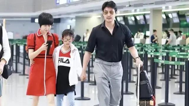 歌舞|陆毅一家三口出现在机场，陆毅变得又胖又油腻，而鲍蕾看起来苍老！