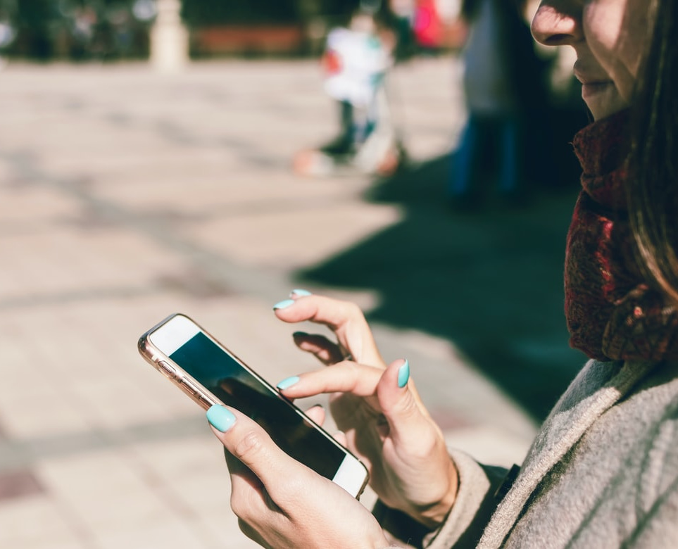 |双倍伤眼!用手机时千万别这样做!