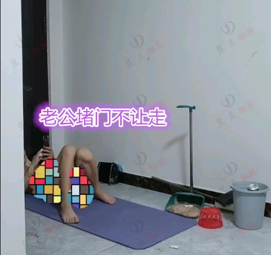 可怜！男子和老婆吵架，堵在门口防止妻子回娘家，网友：卑微的爱