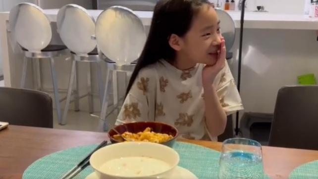 陈数|好扎心！小S为女儿做咖喱饭，要许老三唱《世上只有妈妈好》被拒